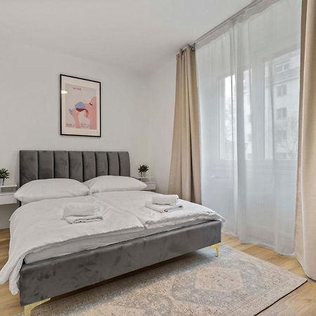 2 Bedroom Apt Steps To Nivy Station Bratislava Eksteriør bilde