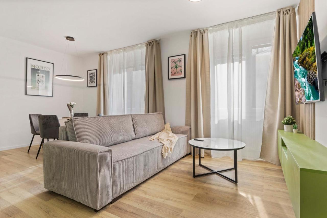 2 Bedroom Apt Steps To Nivy Station Bratislava Eksteriør bilde