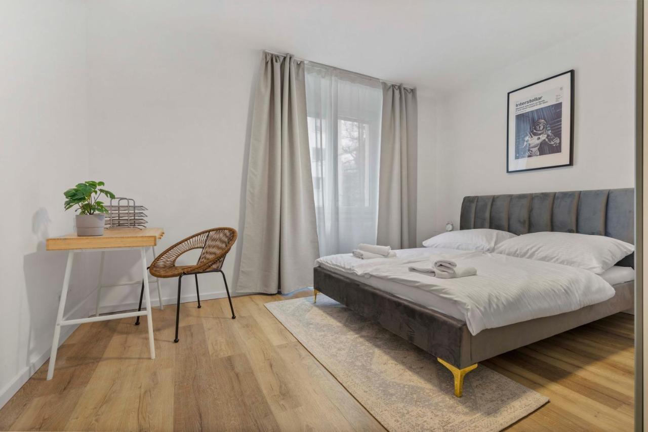 2 Bedroom Apt Steps To Nivy Station Bratislava Eksteriør bilde