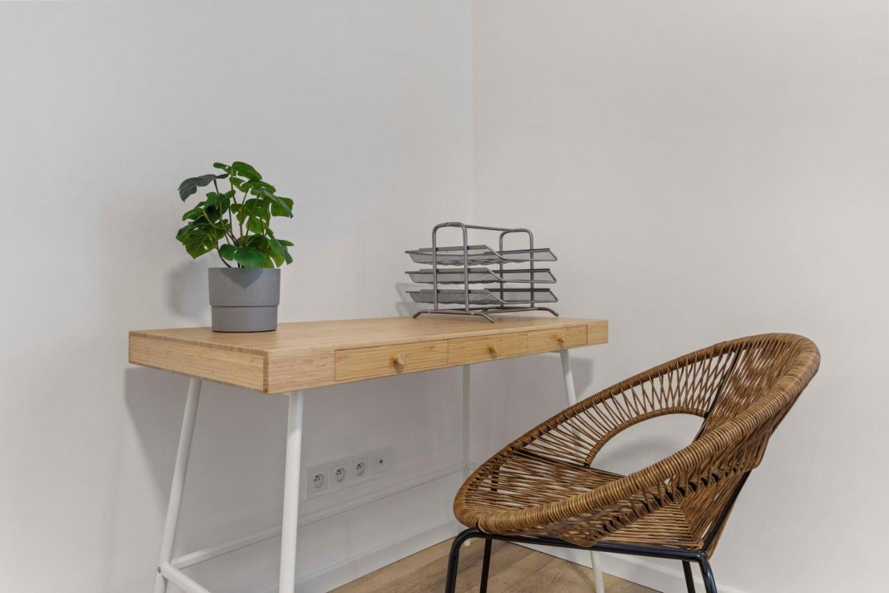 2 Bedroom Apt Steps To Nivy Station Bratislava Eksteriør bilde
